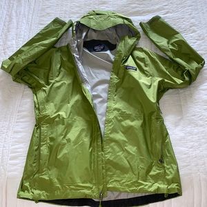 Green Patagonia rain jacket, perfect condition, size L, multiple pockets
